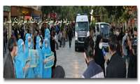 حضور جمعی از دانشجویان پزشکی و پیرا پزشکی ملبس به لباس ایزوله در پیاده راه بوعلی