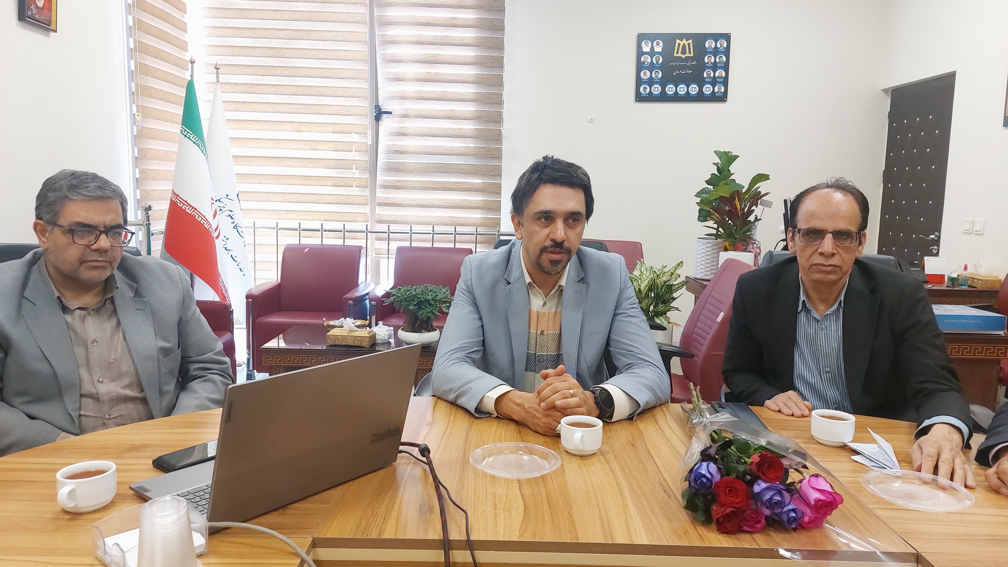 به مناسبت روز پزشک، دکتر امیرحسین یزدی، معاون درمان دانشگاه، با حضور رؤسای ادارات و مدیران حوزه درمان، با اهدای گل از پزشکان معاونت درمان تقدیر و تشکر کرد